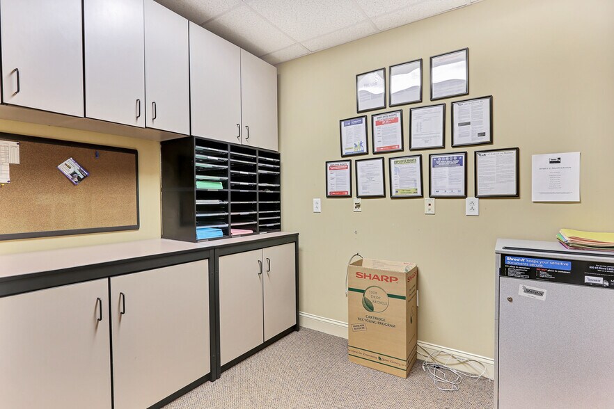 More Photos Of 68 Pointe Cir, Greenville Office For Lease