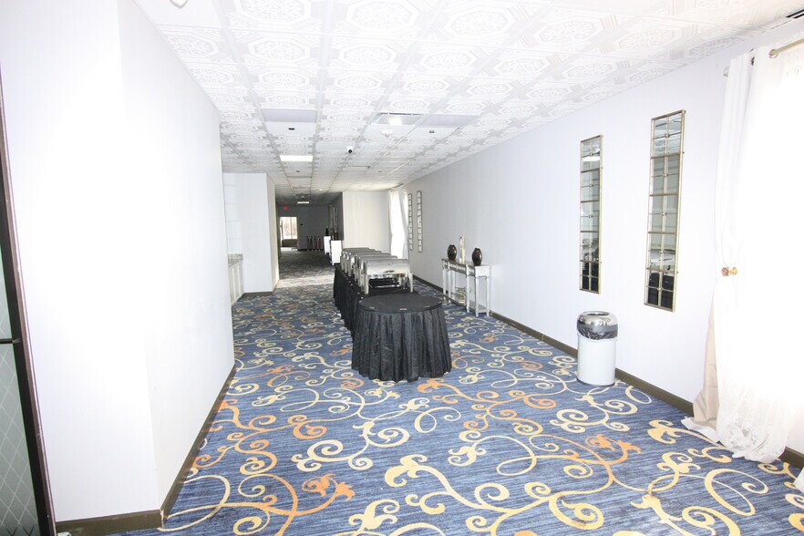 More Photos Of 1300 Irving Park Rd, Streamwood General Retail For Sale