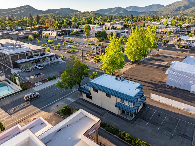 More Photos Of 735 SE 7th St, Grants Pass Office For Sale