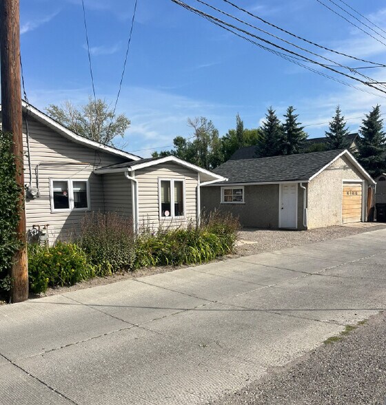 More Photos Of 2412-2414 Edmonton Trl NE, Calgary Storefront For Sale