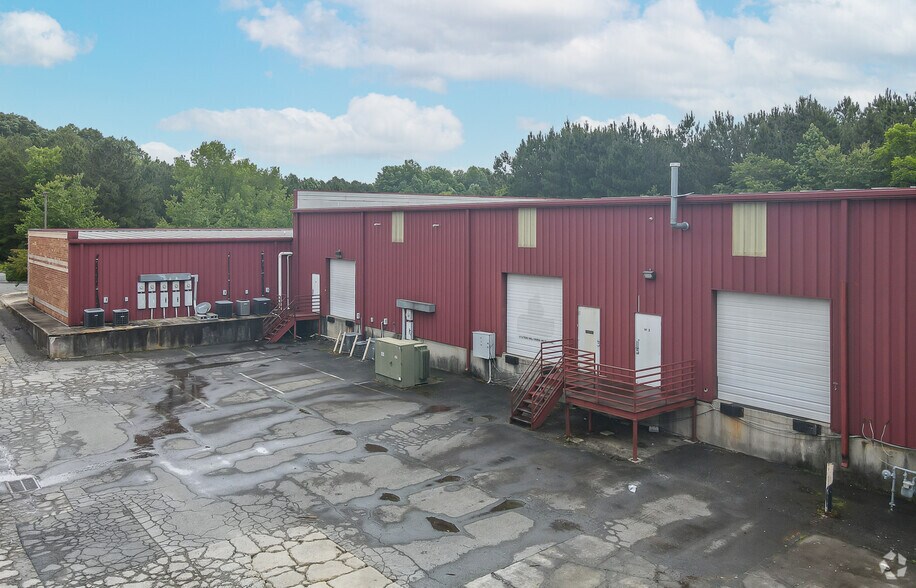 More Photos Of 210 E Arrowhead Dr, Charlotte Industrial For Lease