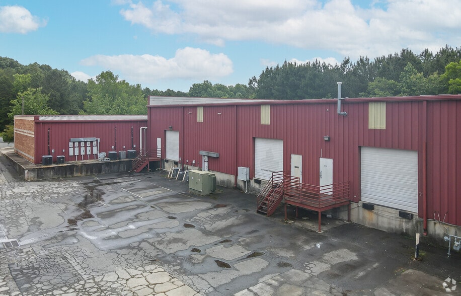 More Photos Of 210 E Arrowhead Dr, Charlotte Industrial For Lease