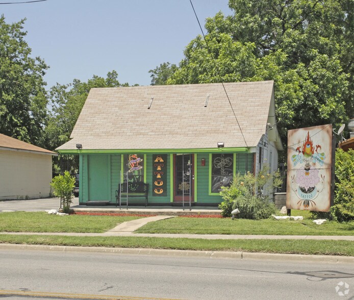 More Photos Of 2006 S 1st St, Austin Freestanding For Lease