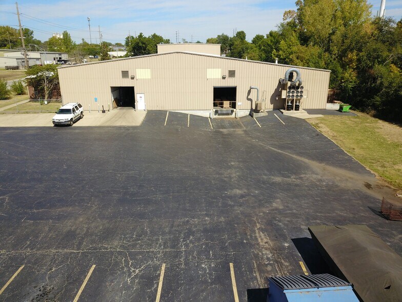 More Photos Of 1211 S Powell Rd, Independence Manufacturing For Lease