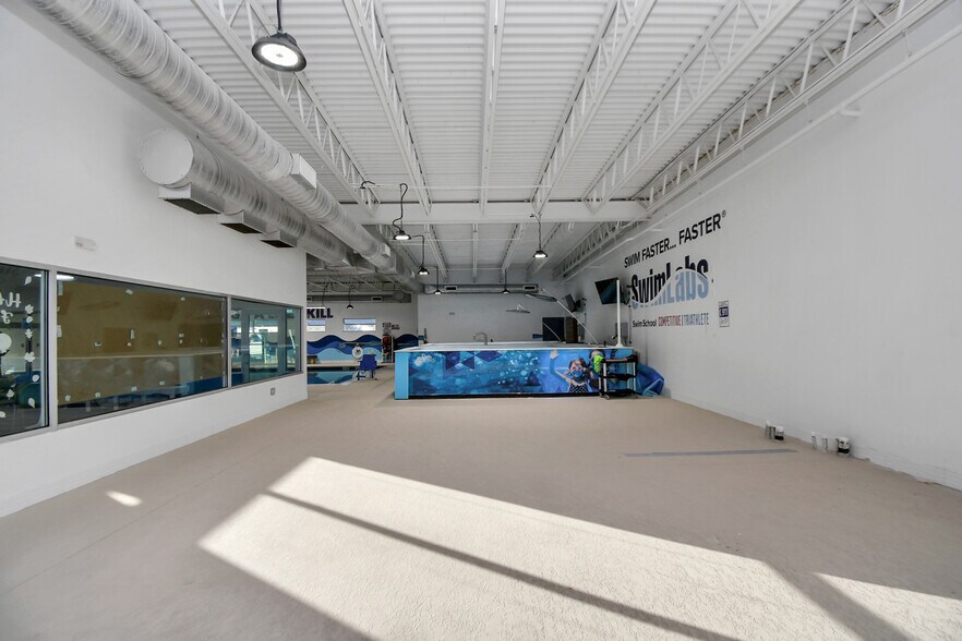 More Photos Of 10423 N Sam Houston Pky E, Humble Sports And Entertainment For Sale