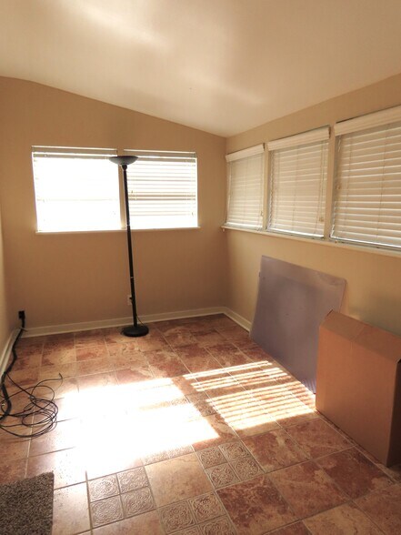 More Photos Of 1923 S Beckham Ave, Tyler Office Residential For Lease