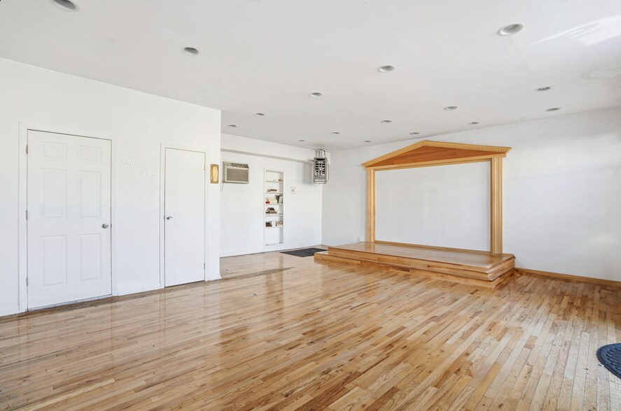 More Photos Of 2135 1st Ave, New York Apartments For Lease