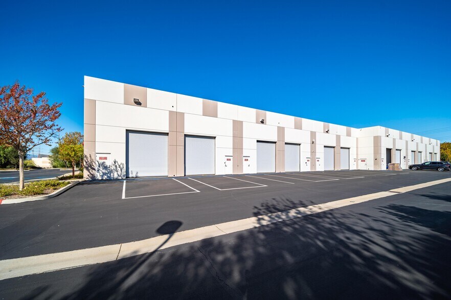 More Photos Of 26340-26354 Ruether Ave, Santa Clarita Unknown For Lease