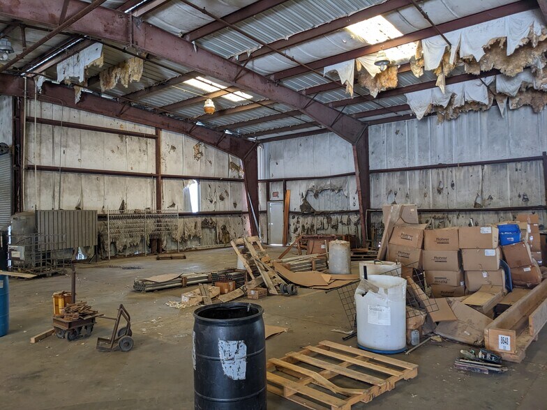 More Photos Of 314 N Maple St, Adel Manufacturing For Sale