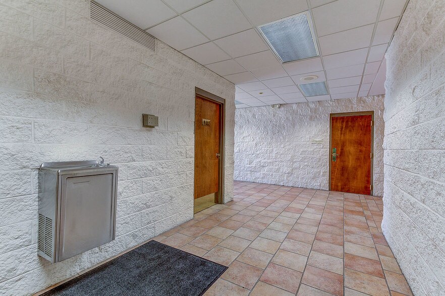 More Photos Of 375 Glensprings Dr, Springdale Office For Sale