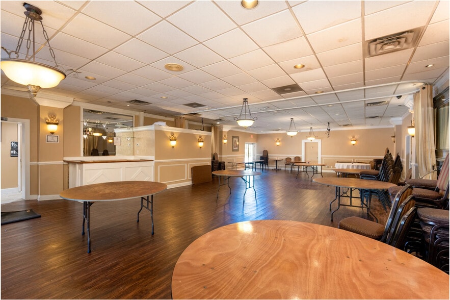 More Photos Of 705 N Hammonds Ferry Rd, Linthicum Heights General Retail For Lease