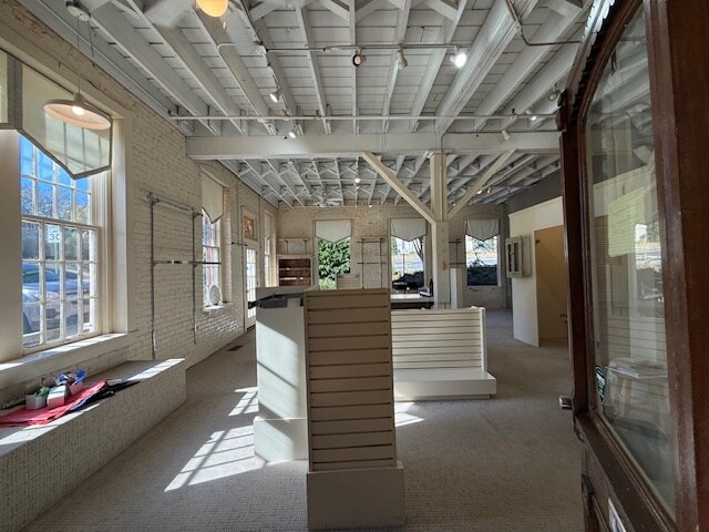 More Photos Of 315 W Solomon St, Griffin Office For Sale