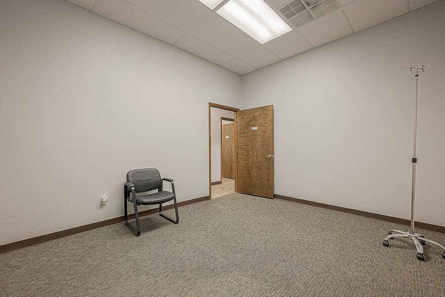 More Photos Of 1408 S Front St, Bellville Storefront For Lease