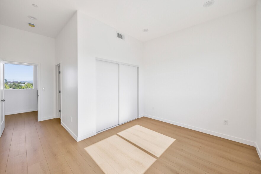 More Photos Of 10905 Dalerose Ave, Inglewood Multifamily For Sale