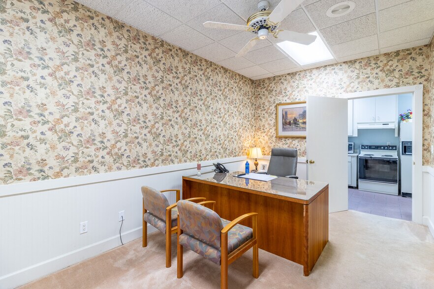 More Photos Of 1421 Ross Dr, Dalton Office For Sale