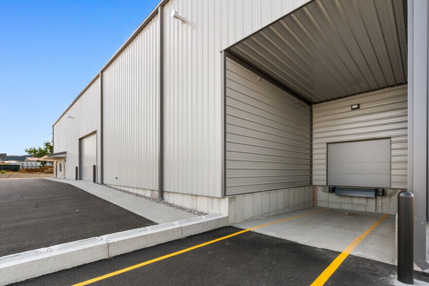 More Photos Of 880 Nicole st, Helena Distribution For Lease