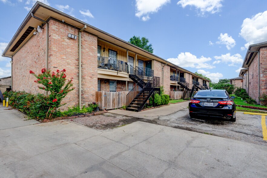 More Photos Of 5704 Edgemoor Dr, Houston Apartments For Sale