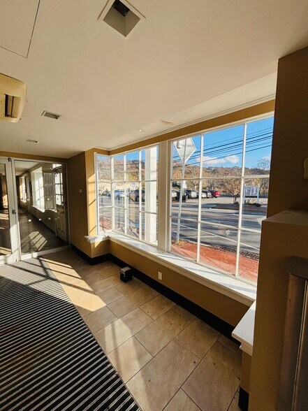 More Photos Of 1345 Old Northern Blvd, Roslyn Storefront Retail Office For Lease