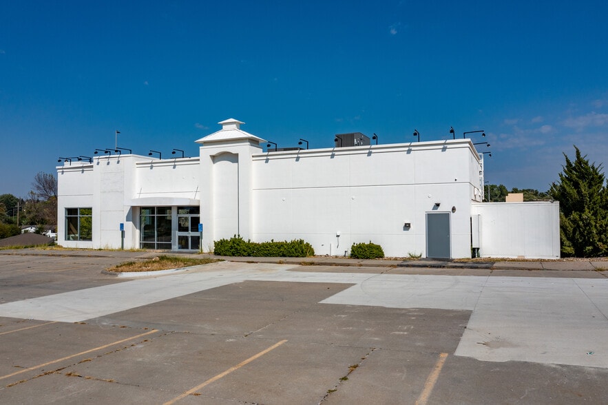 Primary Photo Of 3949 N 132nd St, Omaha Freestanding For Sale