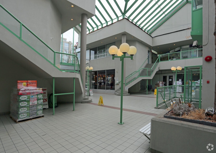 More Photos Of 1433 Lonsdale Ave, North Vancouver Storefront For Sale