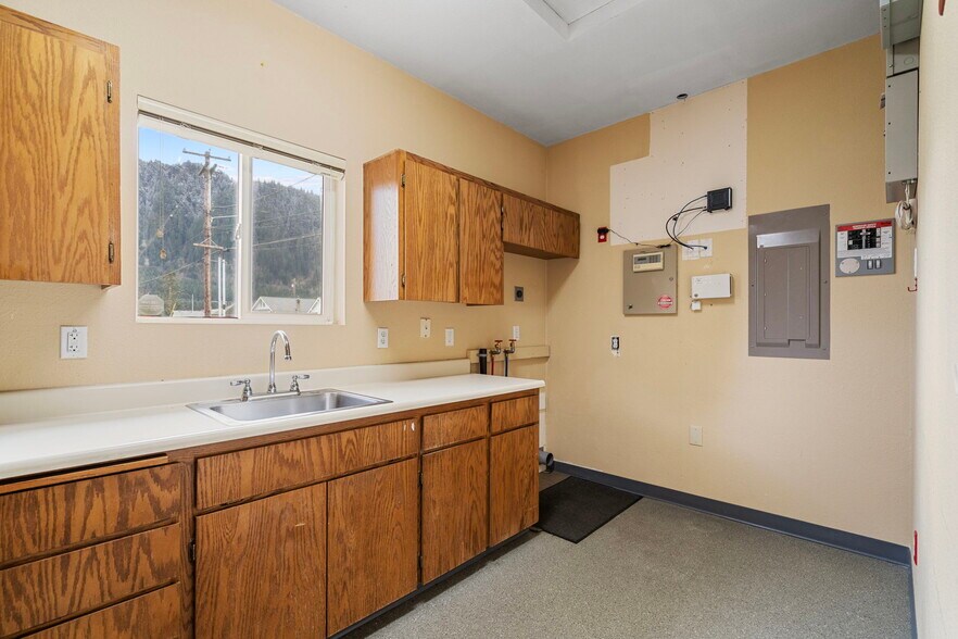 More Photos Of 101 E Main Ave, Morton Office For Sale