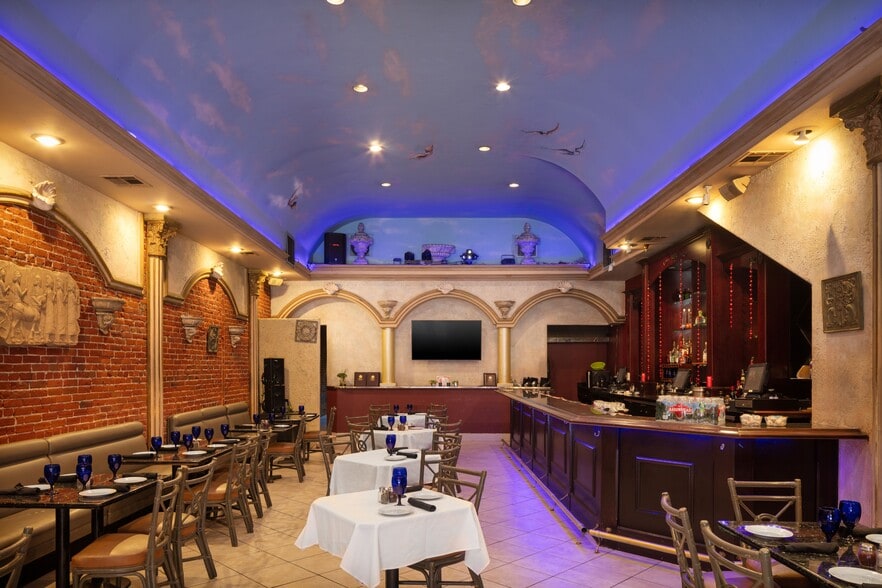 More Photos Of 826-836 5th Ave, San Diego General Retail For Lease