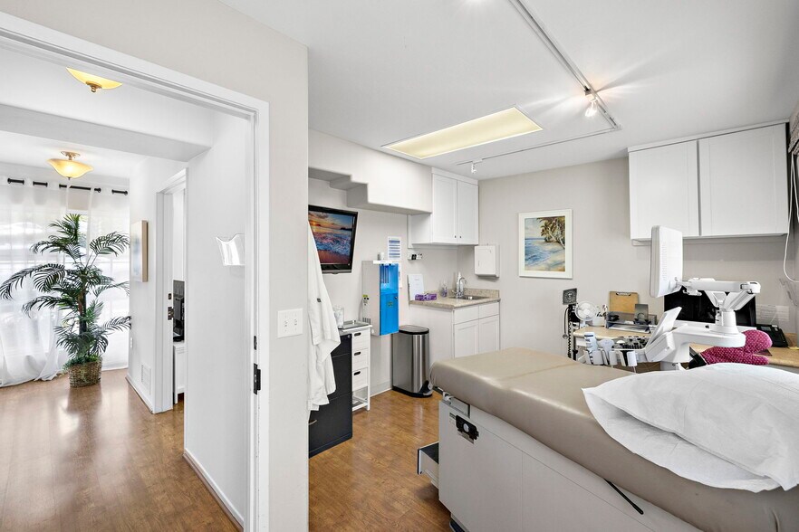 More Photos Of 415 N El Camino Real, San Clemente Office For Sale
