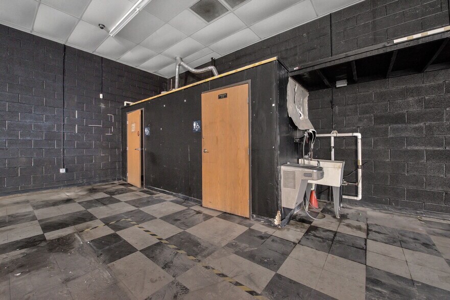 More Photos Of 177 Lexington Ave, Mansfield Freestanding For Sale