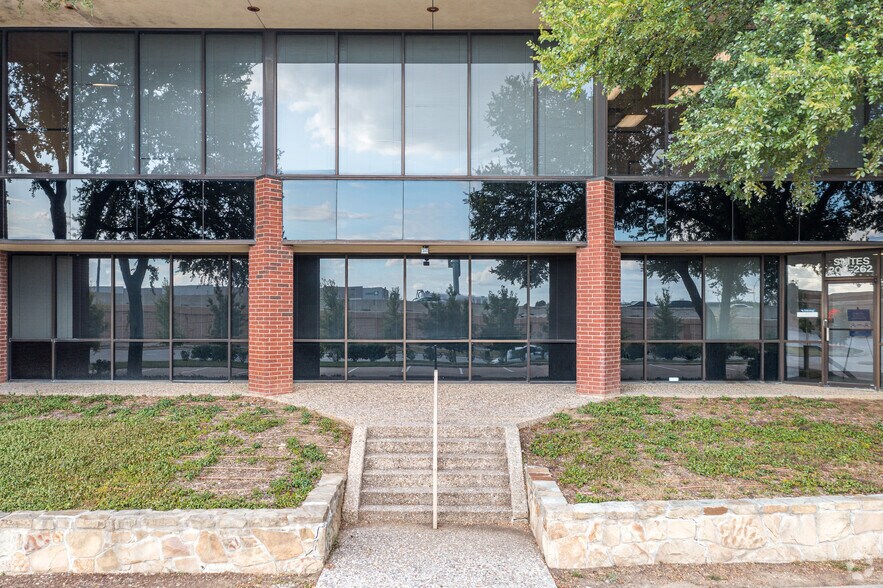 More Photos Of 3201 NE Loop 820, Fort Worth Office For Lease