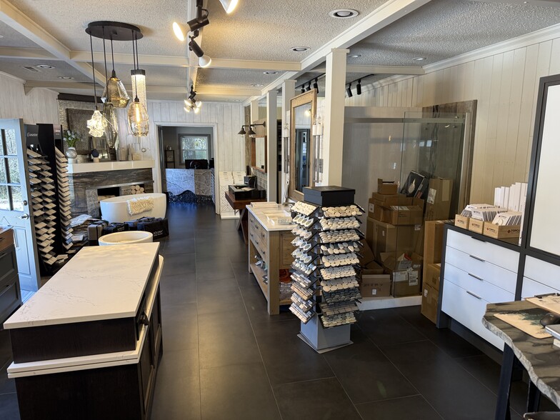 More Photos Of 2220 N 4th St, Highlands General Retail For Lease