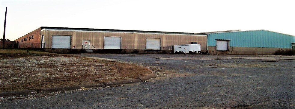 More Photos Of 2605 N State Highway 91, Denison Warehouse For Lease