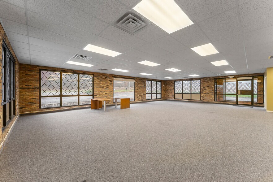 More Photos Of 4241 Kirk Rd, Austintown Office For Sale