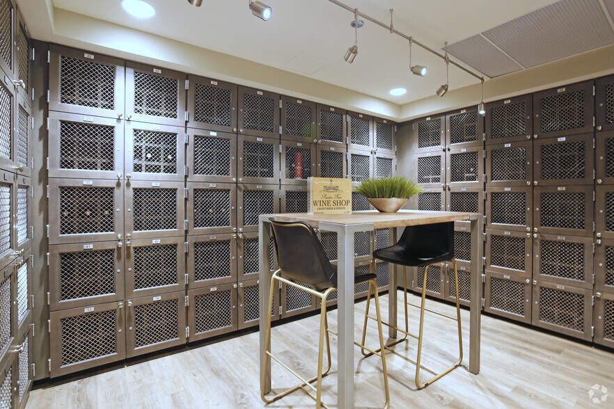 More Photos Of 801 S Financial Pl, Chicago Apartments For Lease