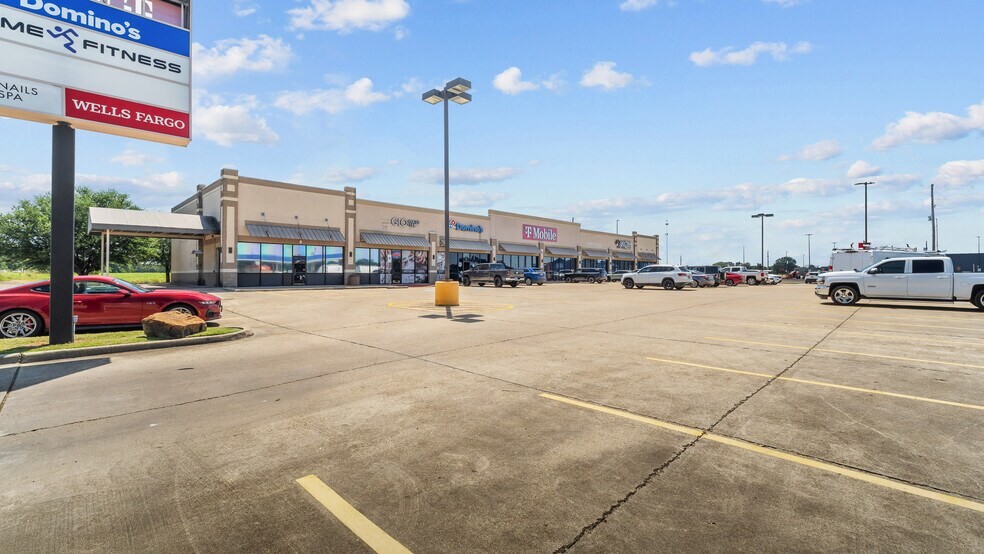 More Photos Of 910 James Bowie Dr, New Boston General Retail For Lease
