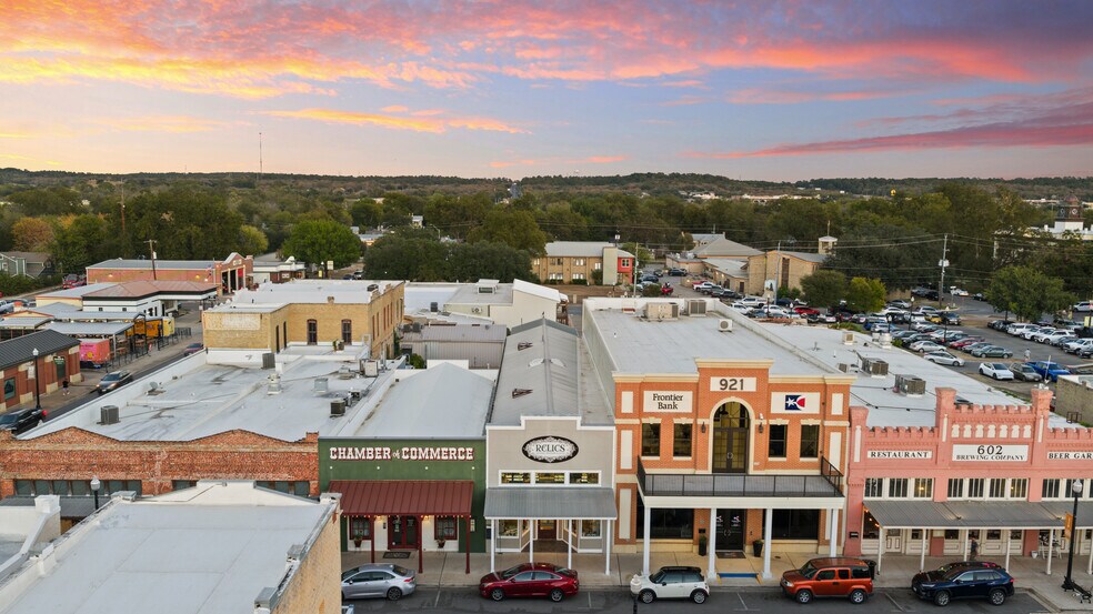 More Photos Of 925 Main St, Bastrop Office Residential For Sale