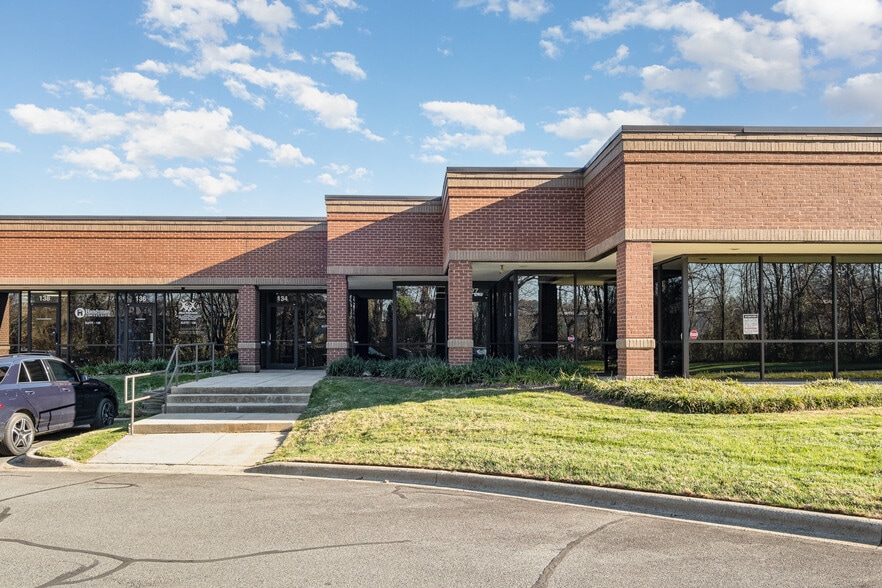 More Photos Of 1805 Sardis Rd N, Charlotte Unknown For Lease