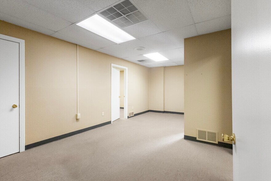 More Photos Of 421 S Beckham Ave, Tyler Medical For Sale