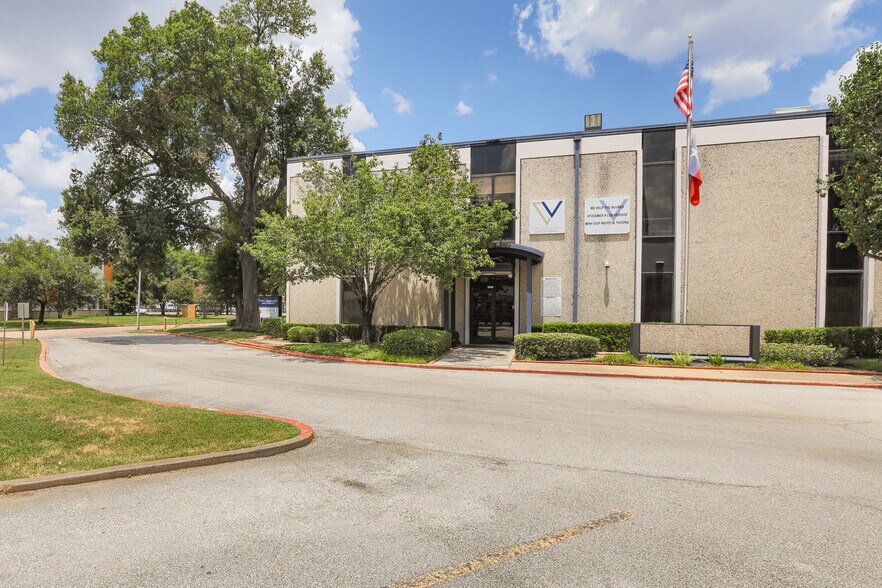 More Photos Of 2122 E Governors Cir, Houston Office For Sale