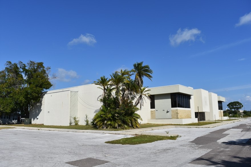 More Photos Of 2147 Pine Forest Dr, Clearwater Warehouse For Sale
