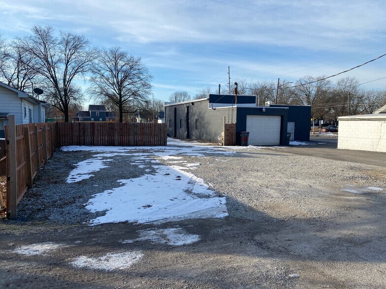 More Photos Of 2401 N Harding St, Indianapolis Flex For Sale