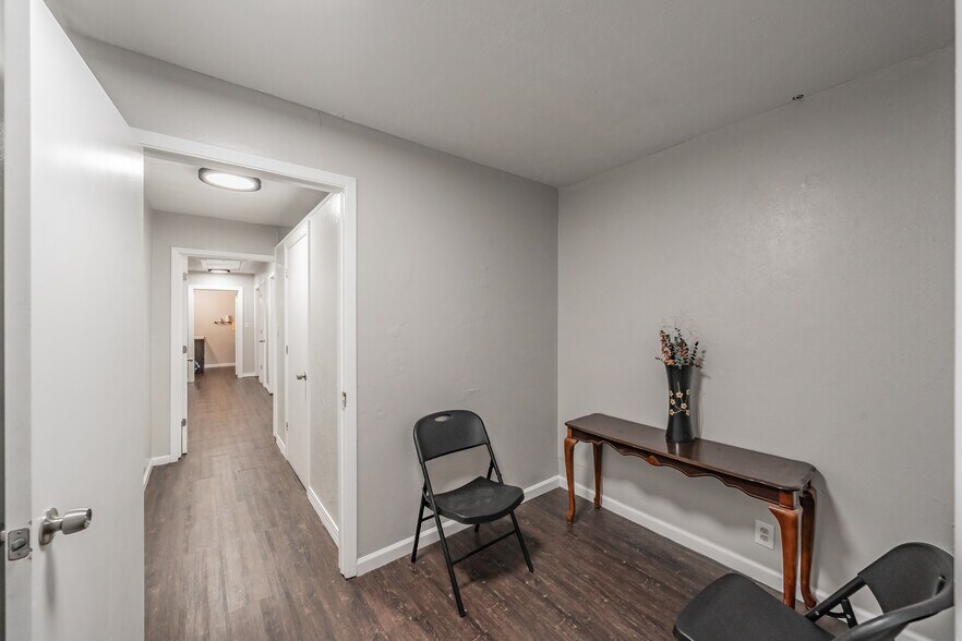 More Photos Of 7235 Glenview Dr, Richland Hills Office For Sale