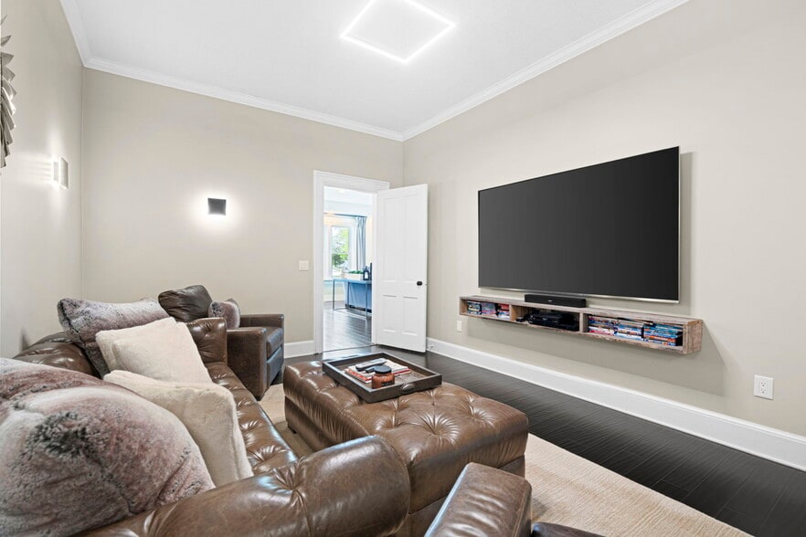 More Photos Of 612 N Lakeshore Dr, Ludington Hotel For Sale