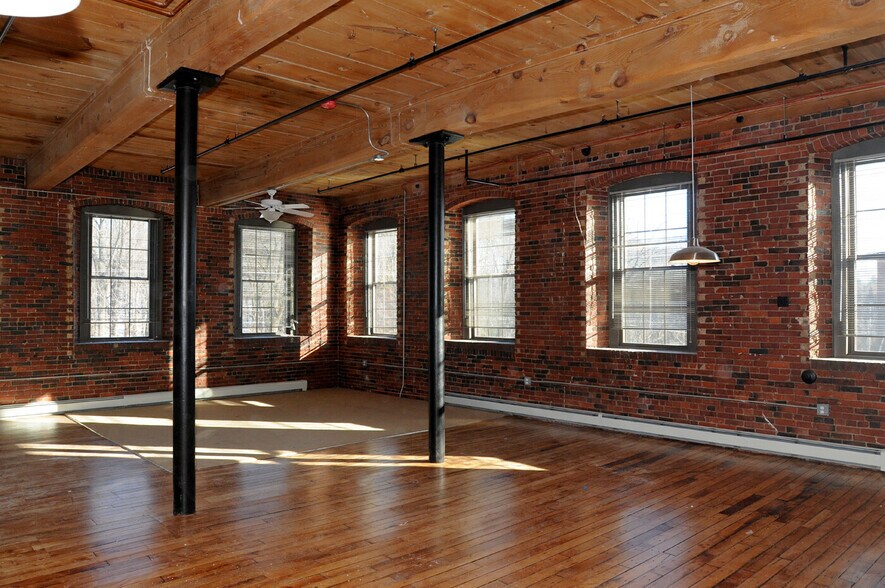 More Photos Of 22 Canal St, Somersworth Warehouse For Lease