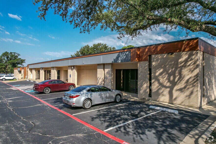 More Photos Of 13500 Midway Rd, Farmers Branch Unknown For Lease
