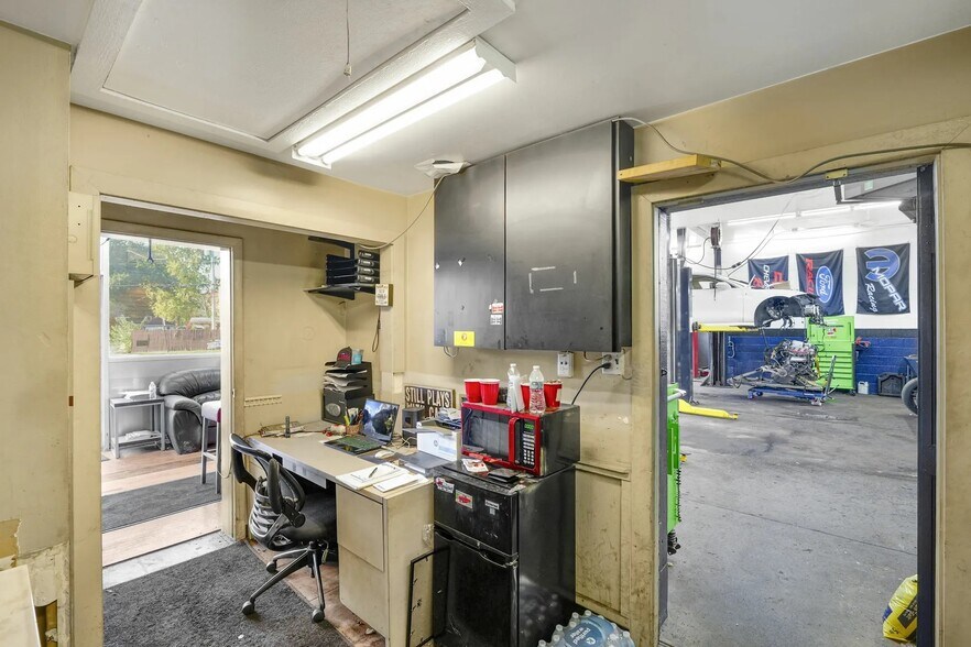 More Photos Of 2928 Tremainsville Rd, Toledo Auto Repair For Sale