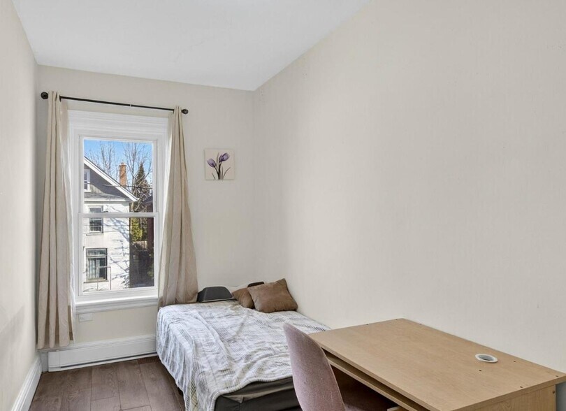 More Photos Of 271 Thomas St, Peterborough Apartments For Sale