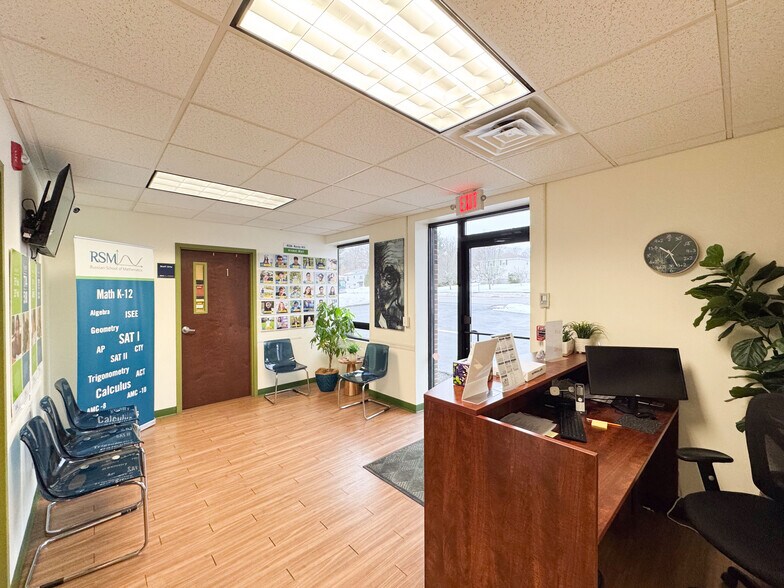 More Photos Of 860-862 Silas Deane Hwy, Wethersfield Freestanding For Lease