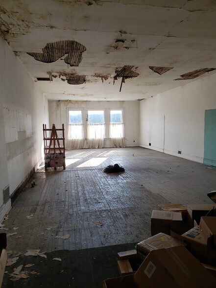 More Photos Of 4 N Washington St, Worthington Storefront Retail Residential For Lease