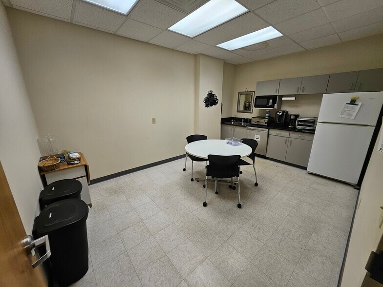 More Photos Of 9219-9255 E River Rd NW, Coon Rapids Flex For Lease