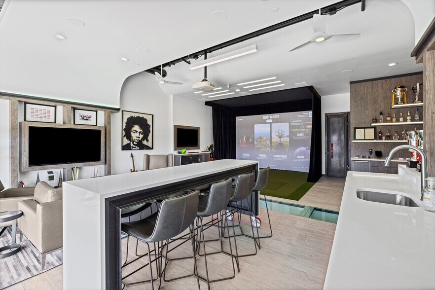 More Photos Of 135 W Speed Way, Pontiac Showroom For Sale